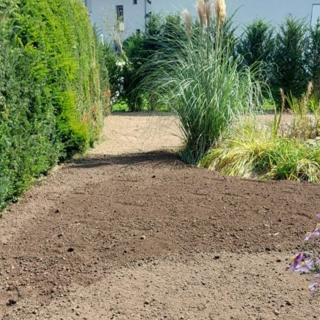 Frisch bearbeiteter Gartenweg in Rutzenmoos mit so